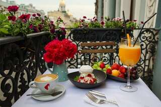 Гостиница Астон Санкт-Петербург ПОЛУЛЮКС с балконом и видом на проспект-1