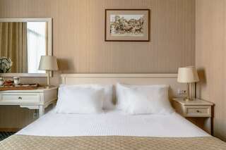 Гостиница Астон Санкт-Петербург ПОЛУЛЮКС панорамный с балконом и видом на проспект-3