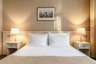 Гостиница Астон Санкт-Петербург ПОЛУЛЮКС с видом на проспект-2