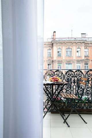 Гостиница Астон Санкт-Петербург ПОЛУЛЮКС с балконом и видом на проспект-5