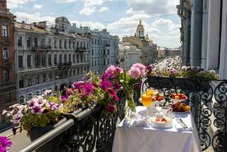 Гостиница Астон Санкт-Петербург ПОЛУЛЮКС панорамный с балконом и видом на проспект-1